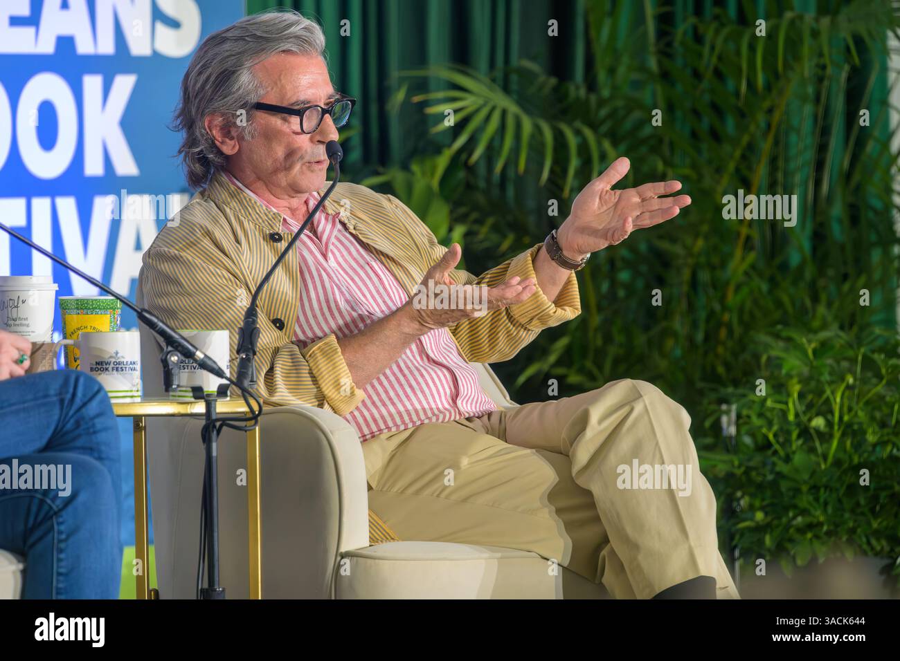 New Orleans, LOUISIANE, États-Unis - 28 mars 2025 : L'acteur/auteur Griffin Dunne tend les bras alors qu'il est interviewé au New Orleans Book Festival à l'Université de Tulane Banque D'Images
