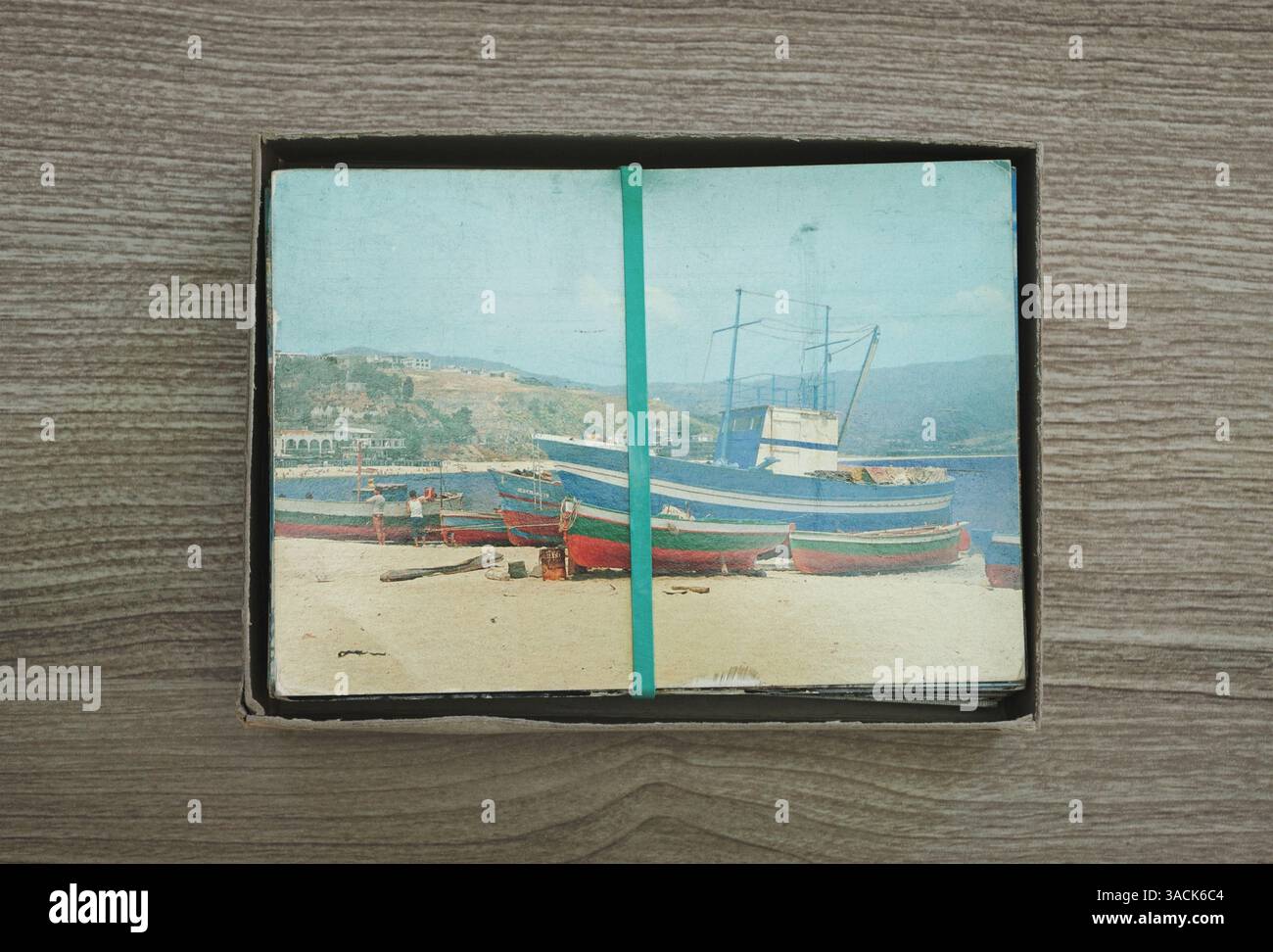 une boîte de cartes postales vintage tient ensemble avec un élastique Banque D'Images