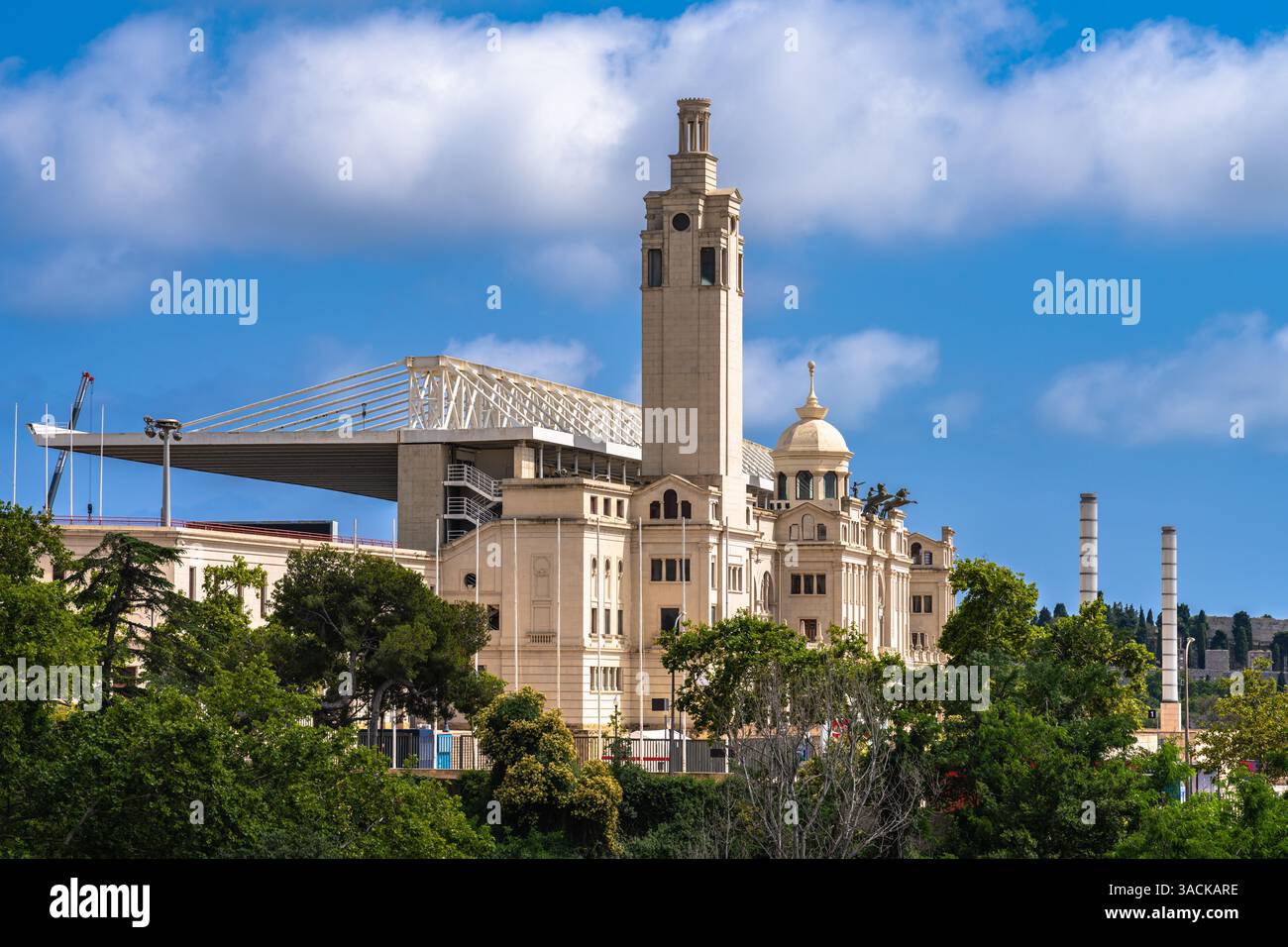 Vue rapprochée sur le stade olympique de Barcelone situé sur la colline de Montjuic en été, le stade principal pour les Jeux Olympiques de 1992, Catalogne, Espagne Banque D'Images