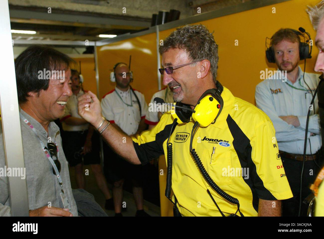 Eddie Jordan (IRE) Jordan Team principal (droite) rencontre Kazuyoshi Hoshino (JPN) Xbox Impul Team Boss (gauche)..Formula One World Championship, Rd16, Grand Prix du Japon, Suzuka , Japon, 10 octobre 2003..IMAGE NUMÉRIQUE (crédit image : ©Sutton Motorsports/ZUMA Press) Banque D'Images