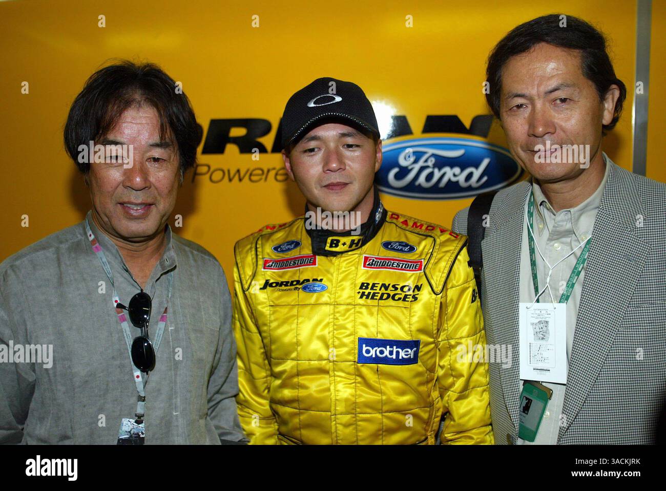 Satoshi Motoyama (JPN) Jordan (Centre) avec Kazuyoshi Hoshino (JPN) Xbox Impul Team Boss (à gauche). . Championnat du monde de formule un, Rd16, Grand Prix du Japon, Suzuka , Japon, 10 octobre 2003..IMAGE NUMÉRIQUE (crédit image : ©Sutton Motorsports/ZUMA Press) Banque D'Images