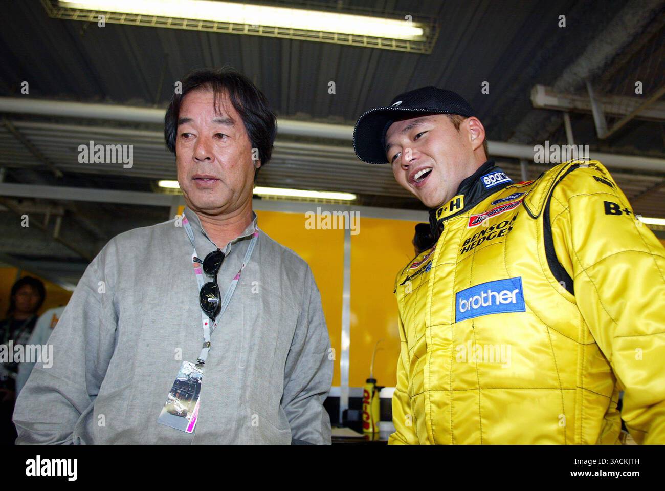Satoshi Motoyama (JPN) Jordan (à droite) avec Kazuyoshi Hoshino (JPN) Xbox Impul Team Boss (à gauche)..Championnat du monde de formule 1, Rd16, Grand Prix du Japon, Suzuka , Japon, 10 octobre 2003..IMAGE NUMÉRIQUE (crédit image : ©Sutton Motorsports/ZUMA Press) Banque D'Images