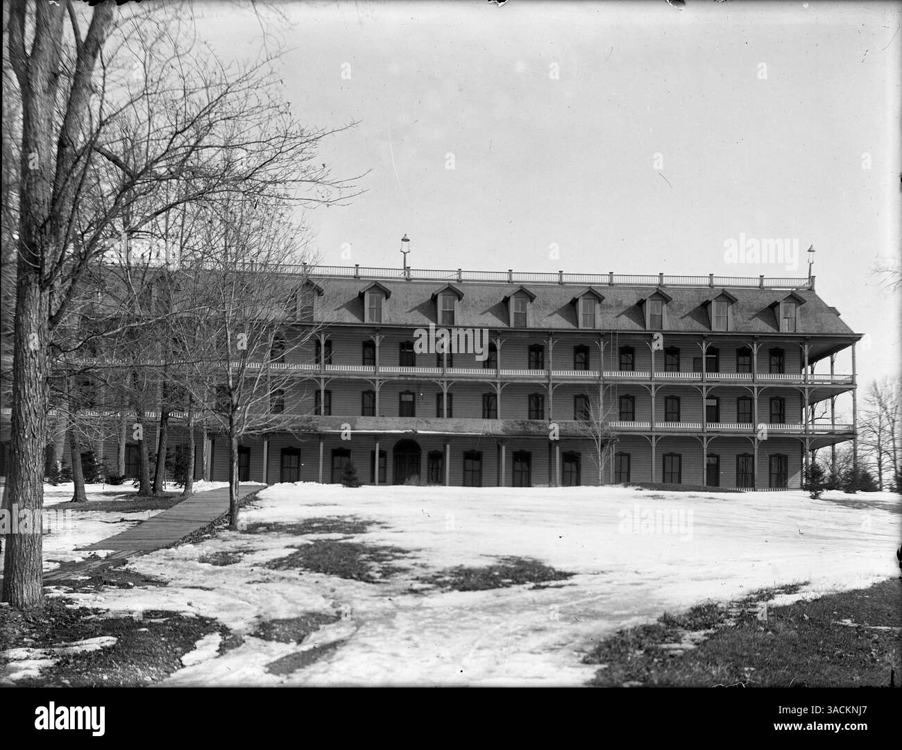 L'hôtel Saint Louis at Lake Minnetonka était une destination populaire avant d'être rasé vers 1905, connu pour ses vues sur le lac et son charme architectural. Banque D'Images