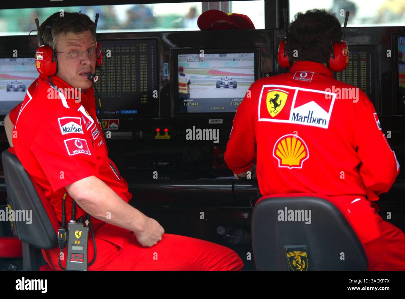Ross Brawn (GBR), directeur technique Ferrari (à gauche), s'émerveille au tour de tour de Fernando Alonso (ESP) Renault..Championnat du monde de formule 1, RD2, Grand Prix de Malaisie, Sepang, Malaisie, 22 mars 2003..IMAGE NUMÉRIQUE (crédit image : ©Sutton Motorsports/ZUMA Press) Banque D'Images