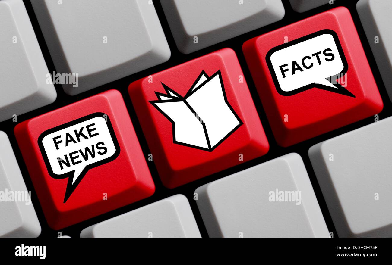 Clavier d'ordinateur avec journal montre de fausses nouvelles ou des faits dans des bulles de discours Banque D'Images