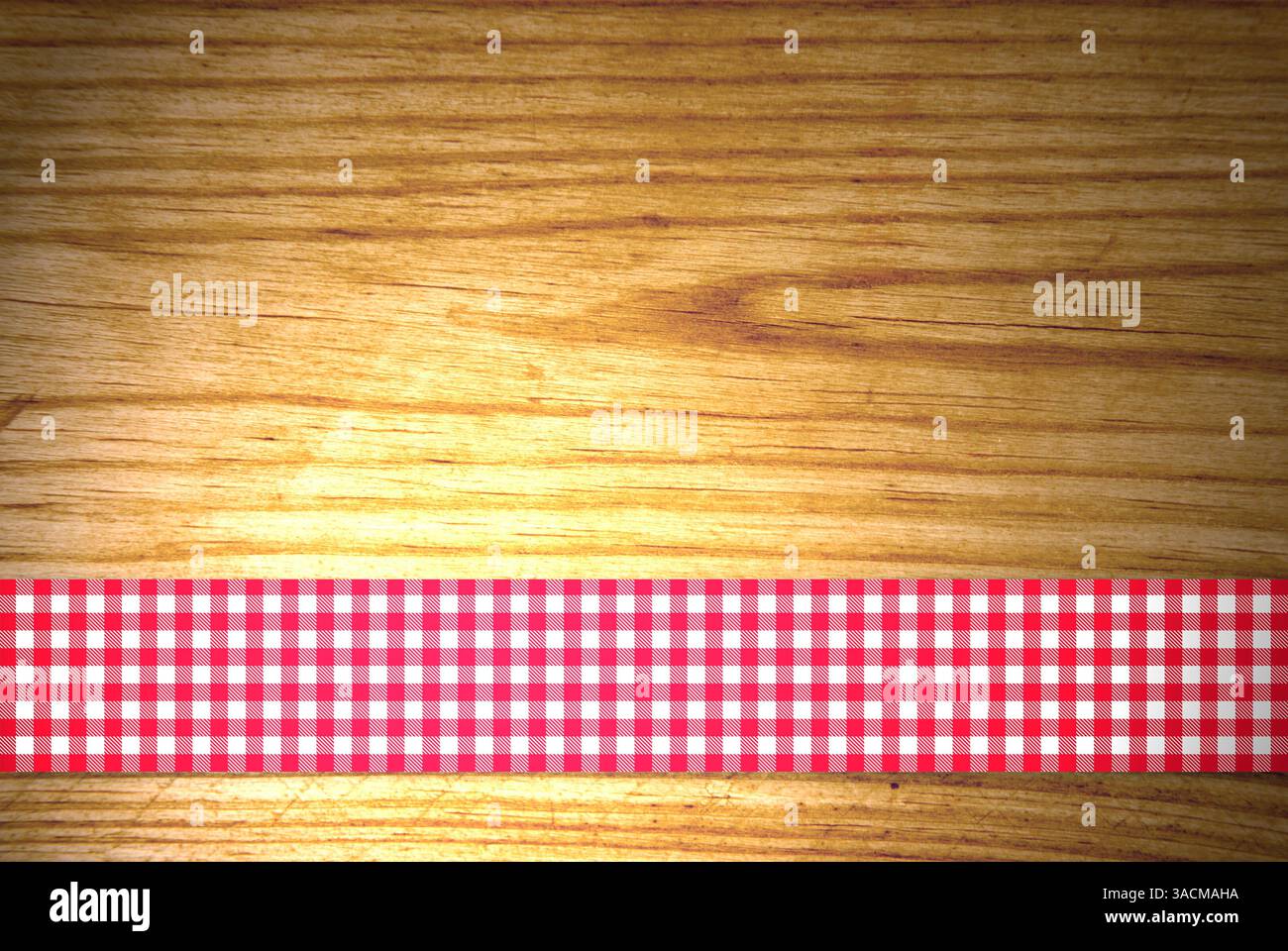 Rustique vieux panneau de bois brun avec des rayures d'une nappe en rouge et blanc comme un fond traditionnel Banque D'Images