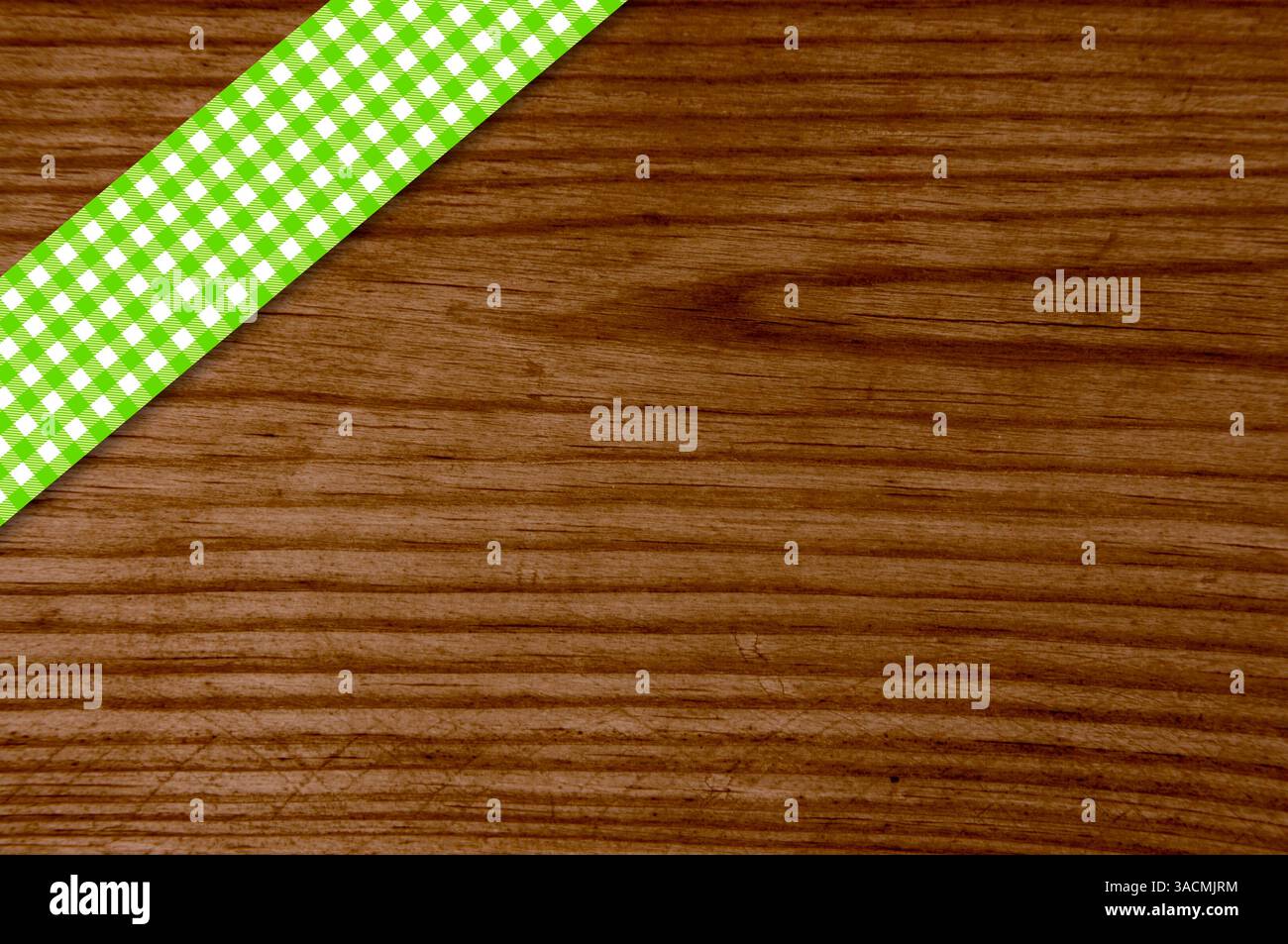 Vieille planche en bois brun avec espace texte et bande de nappe à carreaux verte et blanche Banque D'Images