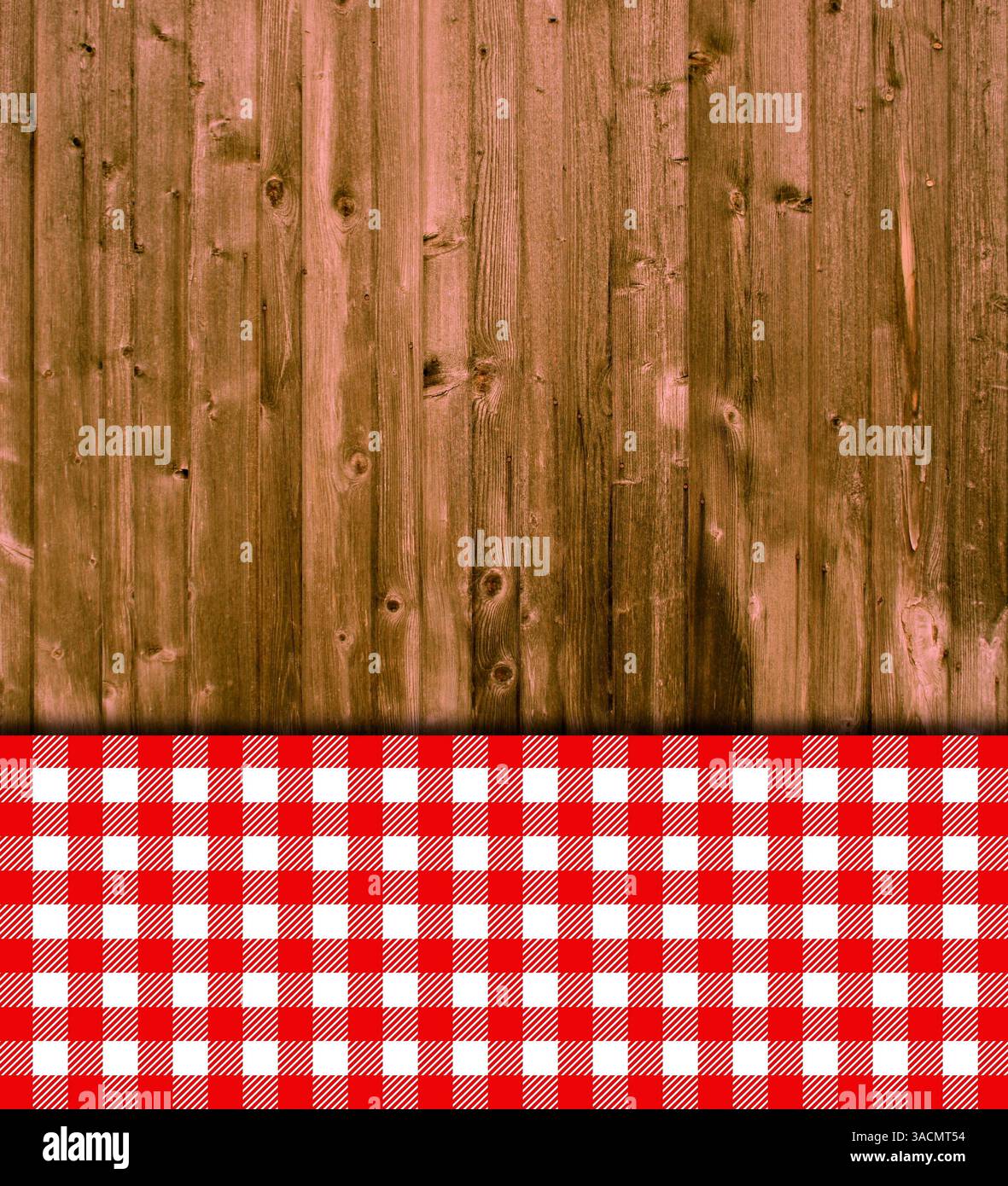 Vieux planches rustiques en bois brun avec nappe à carreaux rouge et blanc Banque D'Images