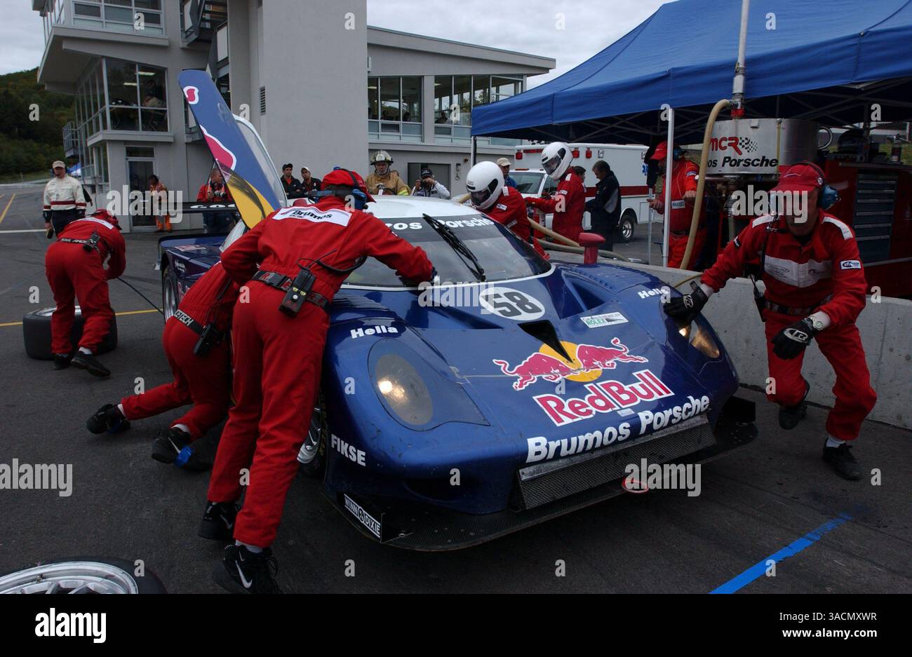 2003 Mt Tremblant 6Hr. Grand Am, Mt. Tremblant, Québec, Canada. 19-21 septembre 2003.la voiture Red Bull Brumos Porsche #58 fait une dernière escale en route vers la victoire aujourd'hui..C : 2003, Denis L. Tanney, monde (crédit image : ©Sutton Motorsports/ZUMA Press) Banque D'Images