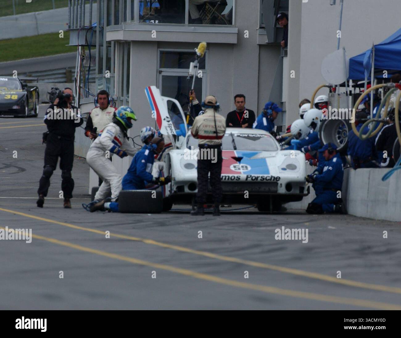 2003 Mt Tremblant 6Hr. Grand Am, Mt. Tremblant, Québec, Canada. 19-21 septembre 2003.JC France sur le point de sauter dans Brumos Porsche à mi-chemin de la 6hr..C : 2003, Denis L. Tanney, monde (crédit image : ©Sutton Motorsports/ZUMA Press) Banque D'Images