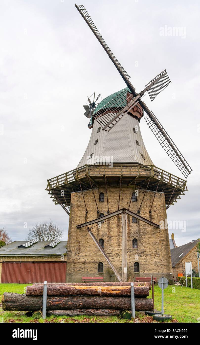 Moulin à vent historique nommé Amanda vu à Kappeln, une ville du Schleswig-Holstein, dans le nord de l'Allemagne Banque D'Images