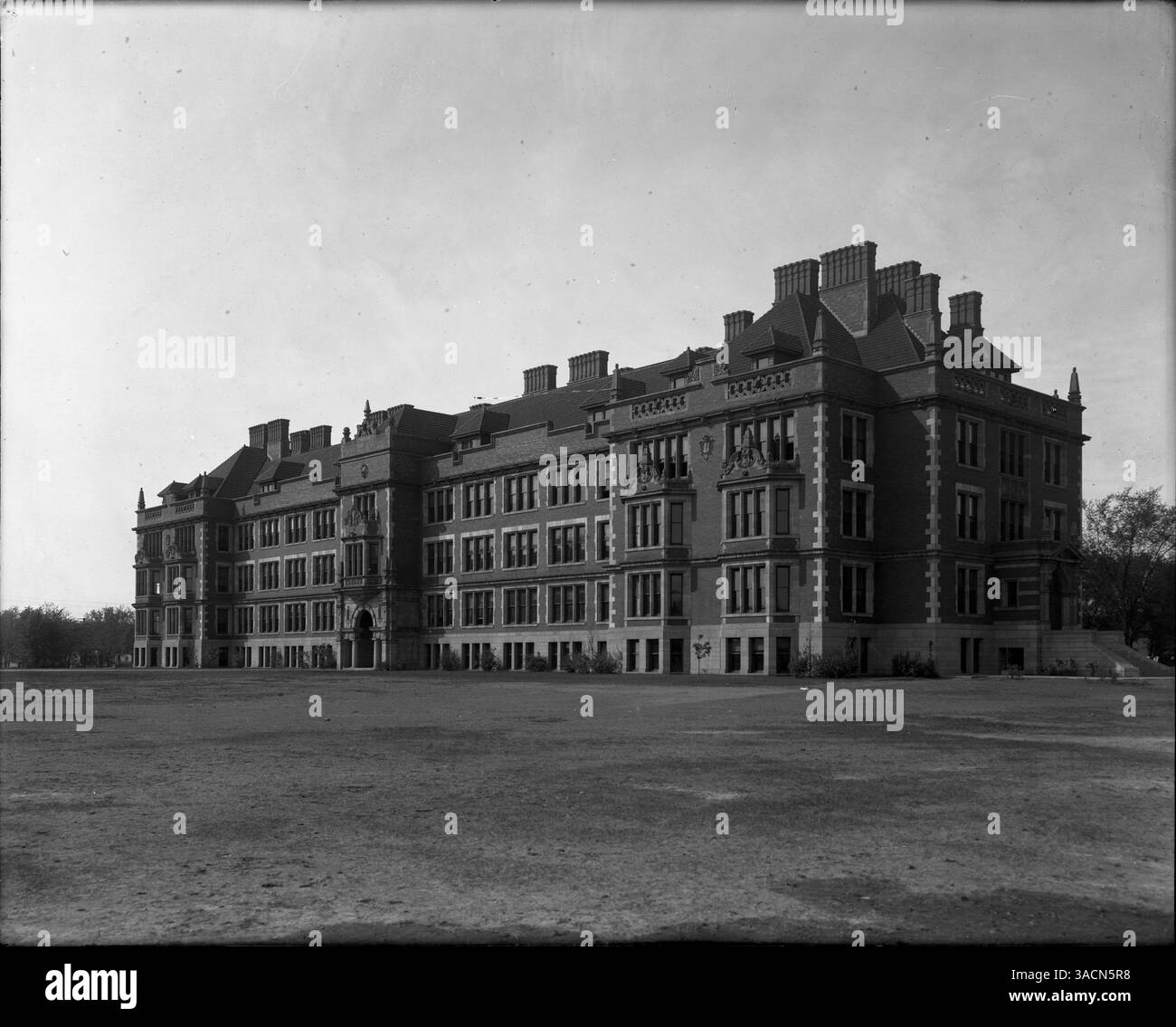 Folwell Hall, construit en 1907, est un bâtiment emblématique de l'Université du Minnesota, nommé d'après le premier gouverneur territorial du Minnesota, William Folwell. Il sert de bâtiment administratif et académique clé. Banque D'Images