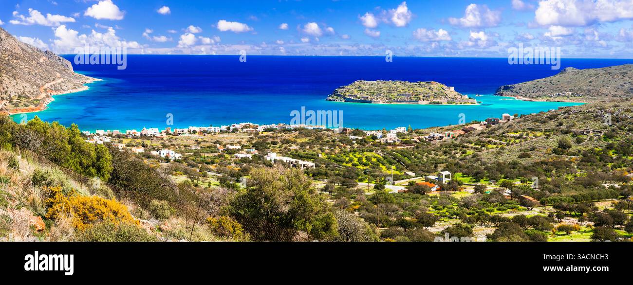 Grèce. destinations estivales parfaites. Crète. Vue sur l'île de Spinalonga et le village de Plaka. Nature pittoresque et beau paysage de plage Banque D'Images