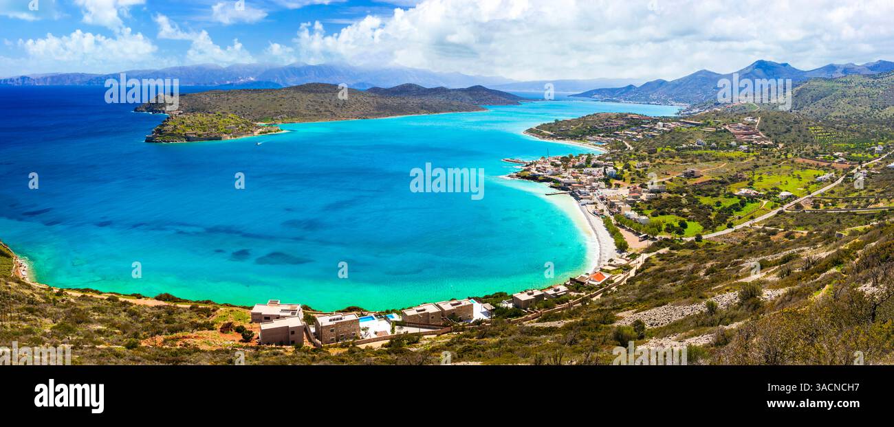 Grèce. destinations estivales parfaites. Crète. Vue sur l'île de Spinalonga depuis la plage de Plaka. Nature pittoresque et beau paysage de plage Banque D'Images