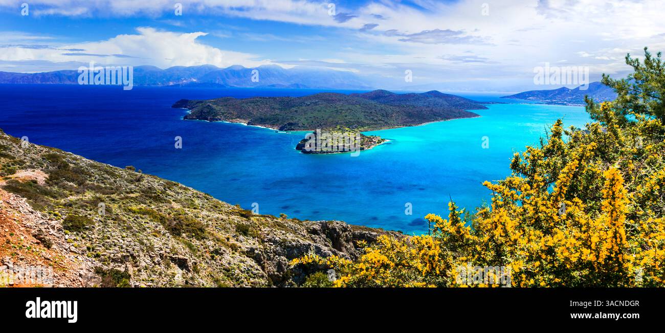 Grèce. destinations estivales parfaites. Crète. Vue sur l'île de Spinalonga depuis la plage de Plaka. Nature pittoresque et beau paysage de plage Banque D'Images