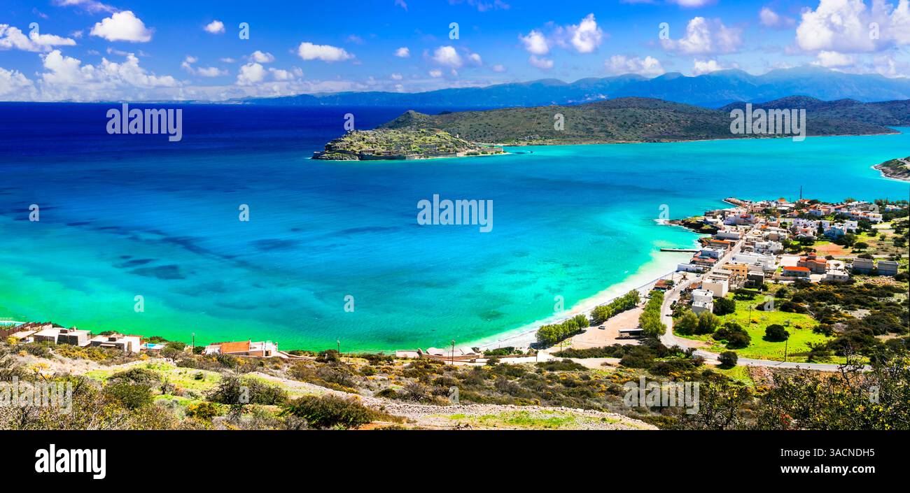 Grèce. destinations estivales parfaites. Crète. Vue sur l'île de Spinalonga depuis la plage de Plaka. Nature pittoresque et beau paysage de plage Banque D'Images