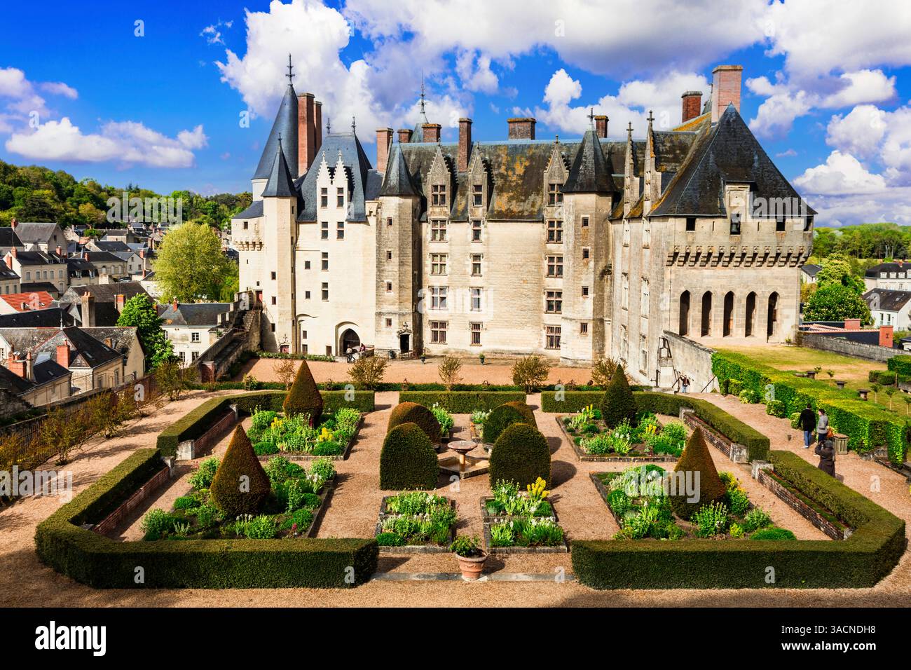 France sites patrimoniaux et monuments historiques. Châteaux célèbres de la vallée de la Loire - impressionnant château Langeais avec de beaux jardins Banque D'Images France sites patrimoniaux et monuments historiques. Châteaux célèbres de la vallée de la Loire - impressionnant château Langeais avec de beaux jardins Banque D'Images