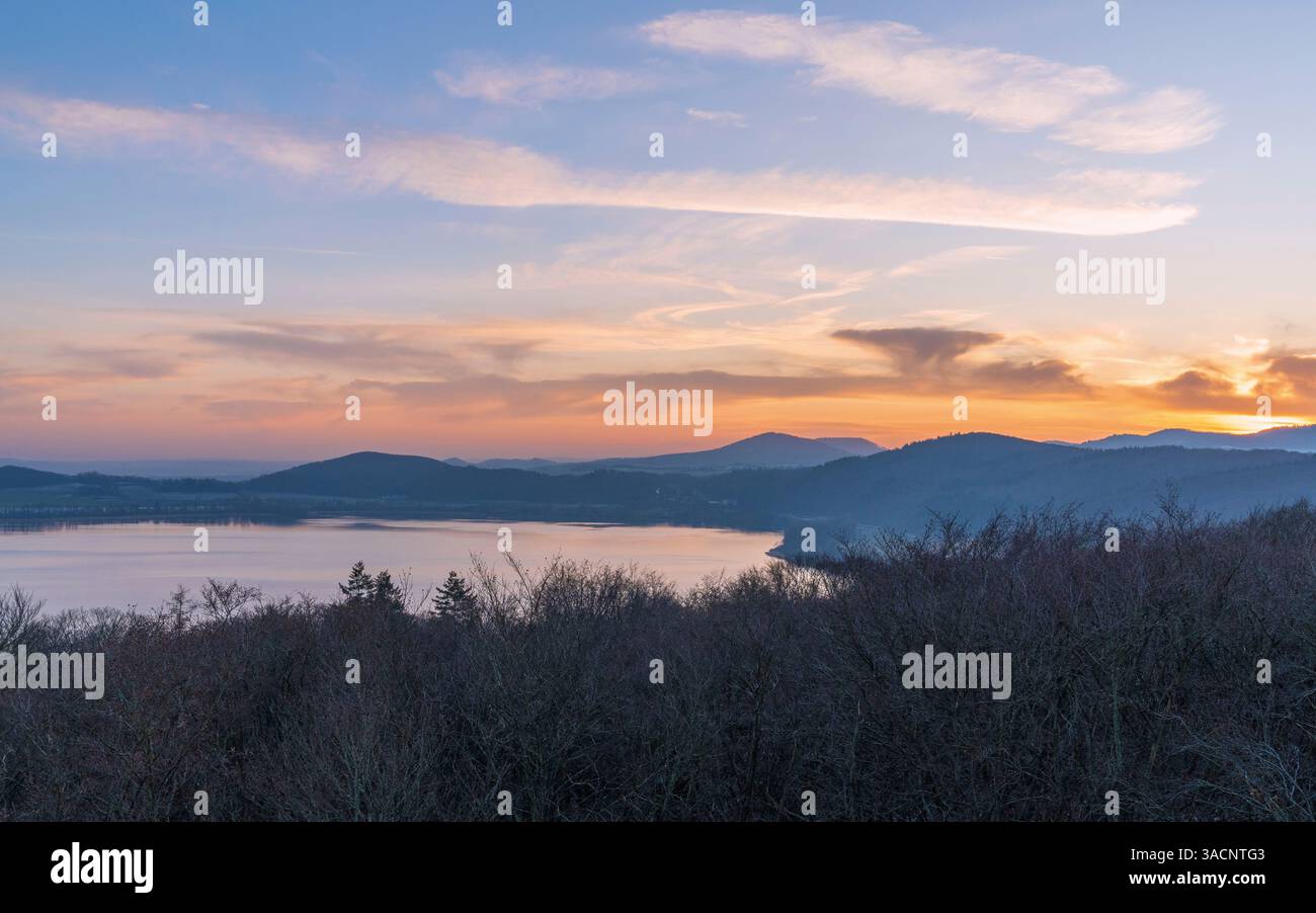 Image panoramique du lac Laacher pendant le coucher du soleil, Eifel, Rhénanie-Palatinat, Allemagne Banque D'Images