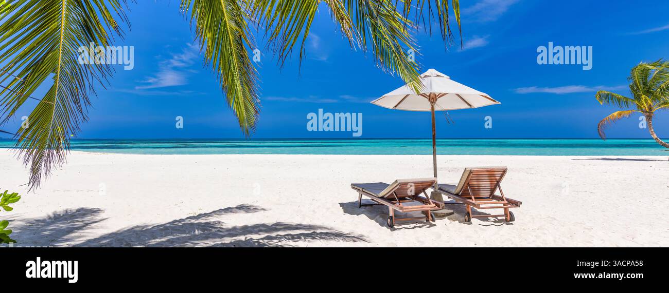 Plage tropicale avec chaises, parasol, sable marin ensoleillé, eaux cristallines, ciel serein, lieu de vacances parfait pour la détente, panorama tranquille en été Banque D'Images