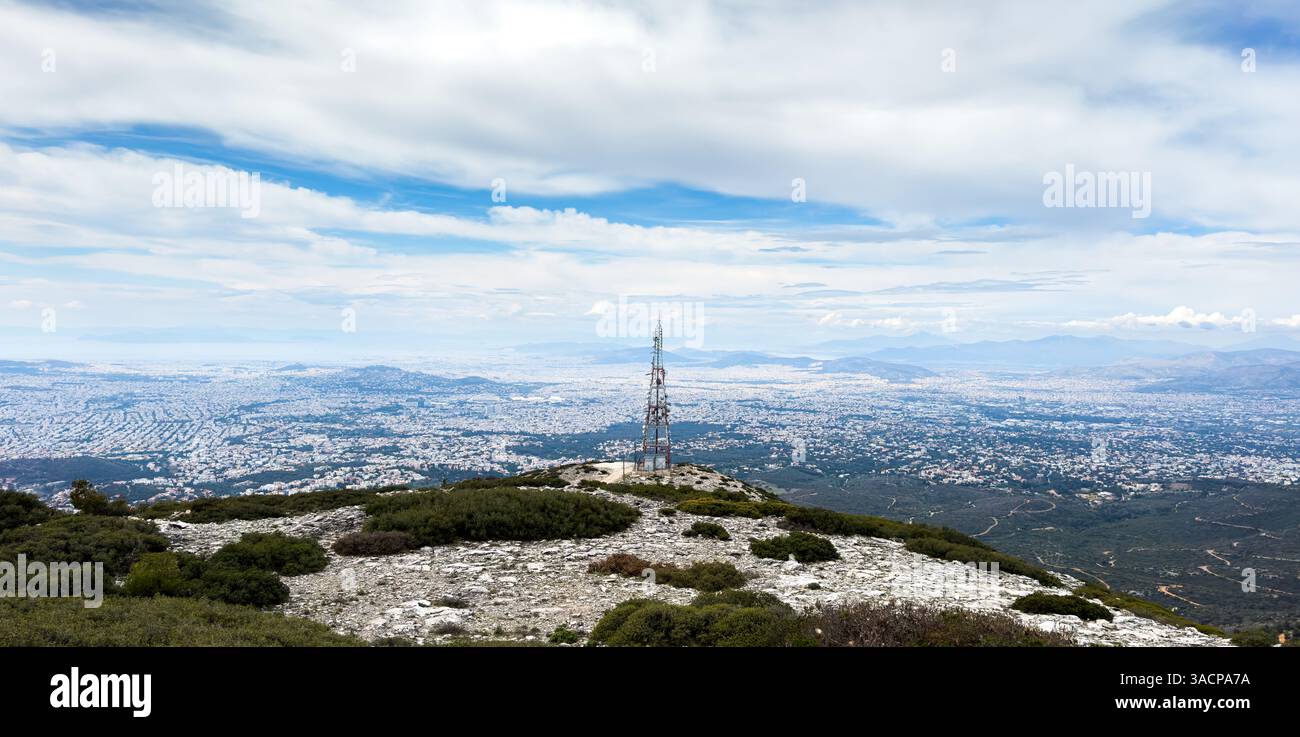 Tours de communication avec antennes et antennes paraboliques sur le mont Penteli, vue aérienne de la ville d'Athènes, Grèce Banque D'Images