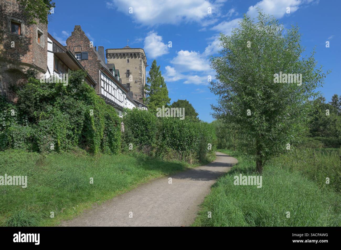 Mur de la ville avec porte du Rhin et Tour des douanes, village médiéval de Zons, région du Bas-Rhin près de Dormagen et Neuss sur le Rhin, Allemagne Banque D'Images