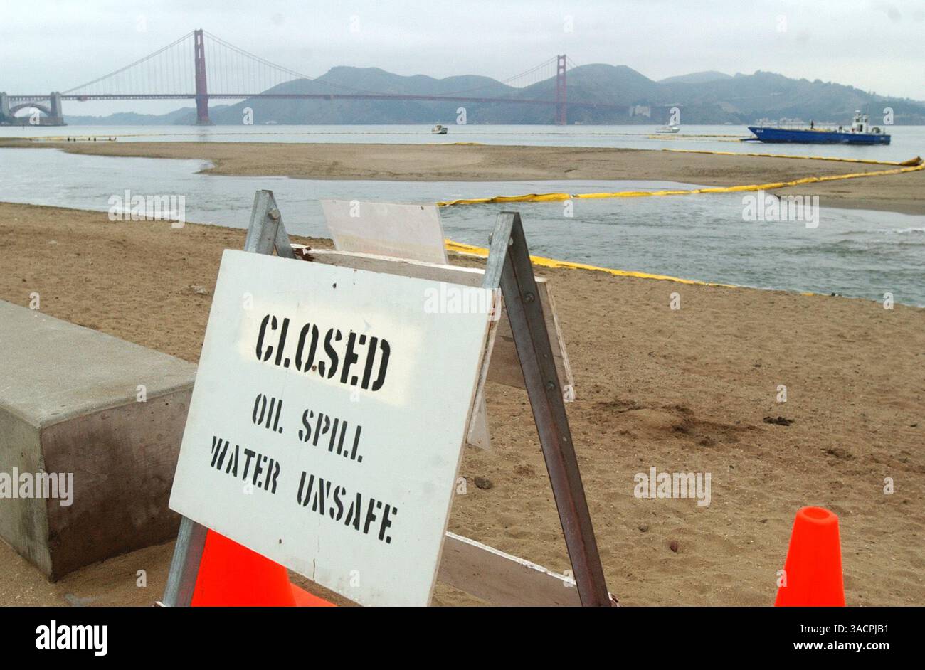 8 novembre 2007 - San Francisco, Californie, États-Unis - Crissy Field East Beach est fermé aux amateurs de plage jeudi 8 novembre 2007 en raison d'un déversement d'hydrocarbures d'un porte-conteneurs mercredi à San Francisco, Calif. (Crédit image : © Joanna Jhanda/Contra Costa Times/ZUMA Press) Banque D'Images