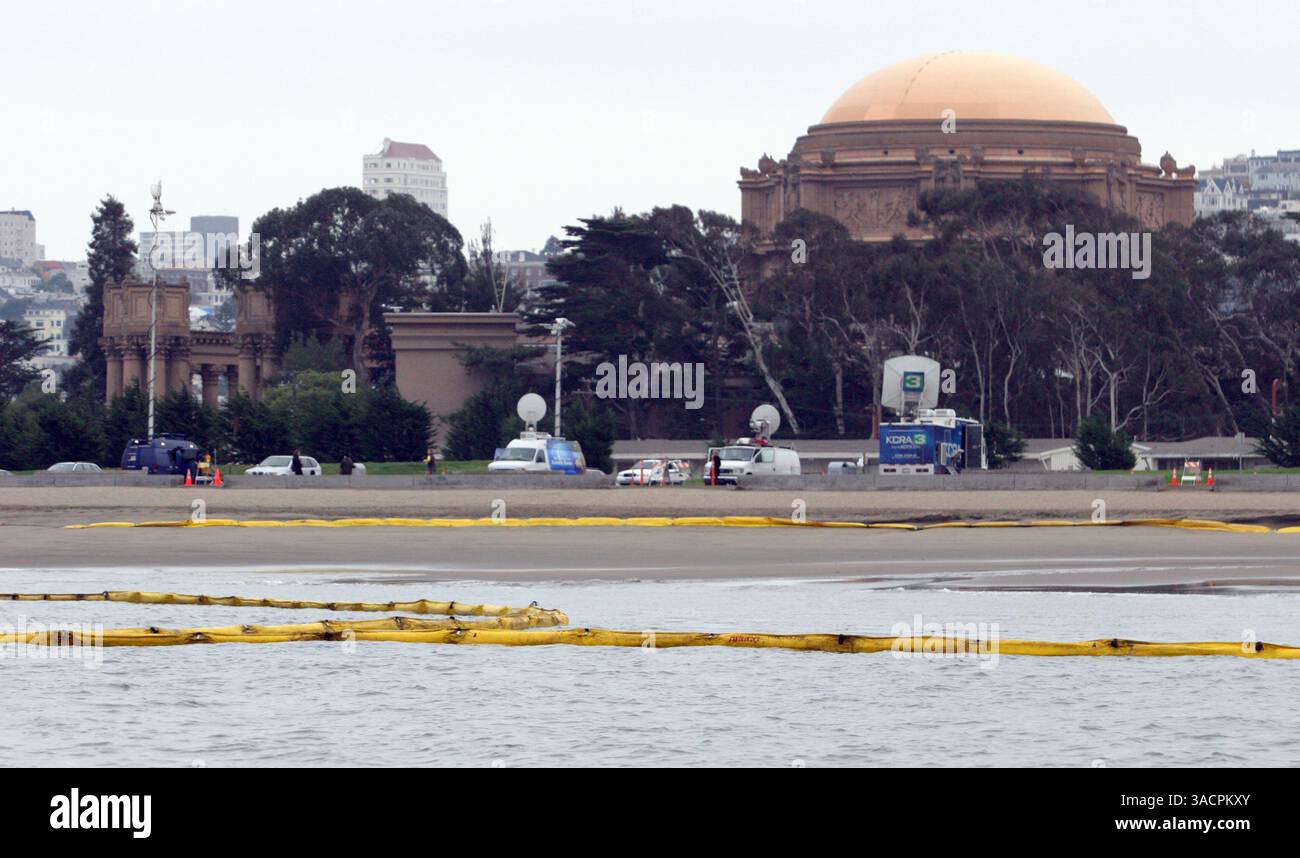 Le Palais des Beaux-Arts est vu dans l'arrière-plan alors que des barrages de confinement sont placés le long du rivage de Crissy Field East Beach à San Francisco, Calif, jeudi 8 novembre 2007. La plage est fermée au public en raison d'un déversement d'hydrocarbures d'un cargo qui a heurté l'une des tours du Bay Bridge le mercredi 7 novembre 2007. (Ray Chavez/The Oakland Tribune) Banque D'Images