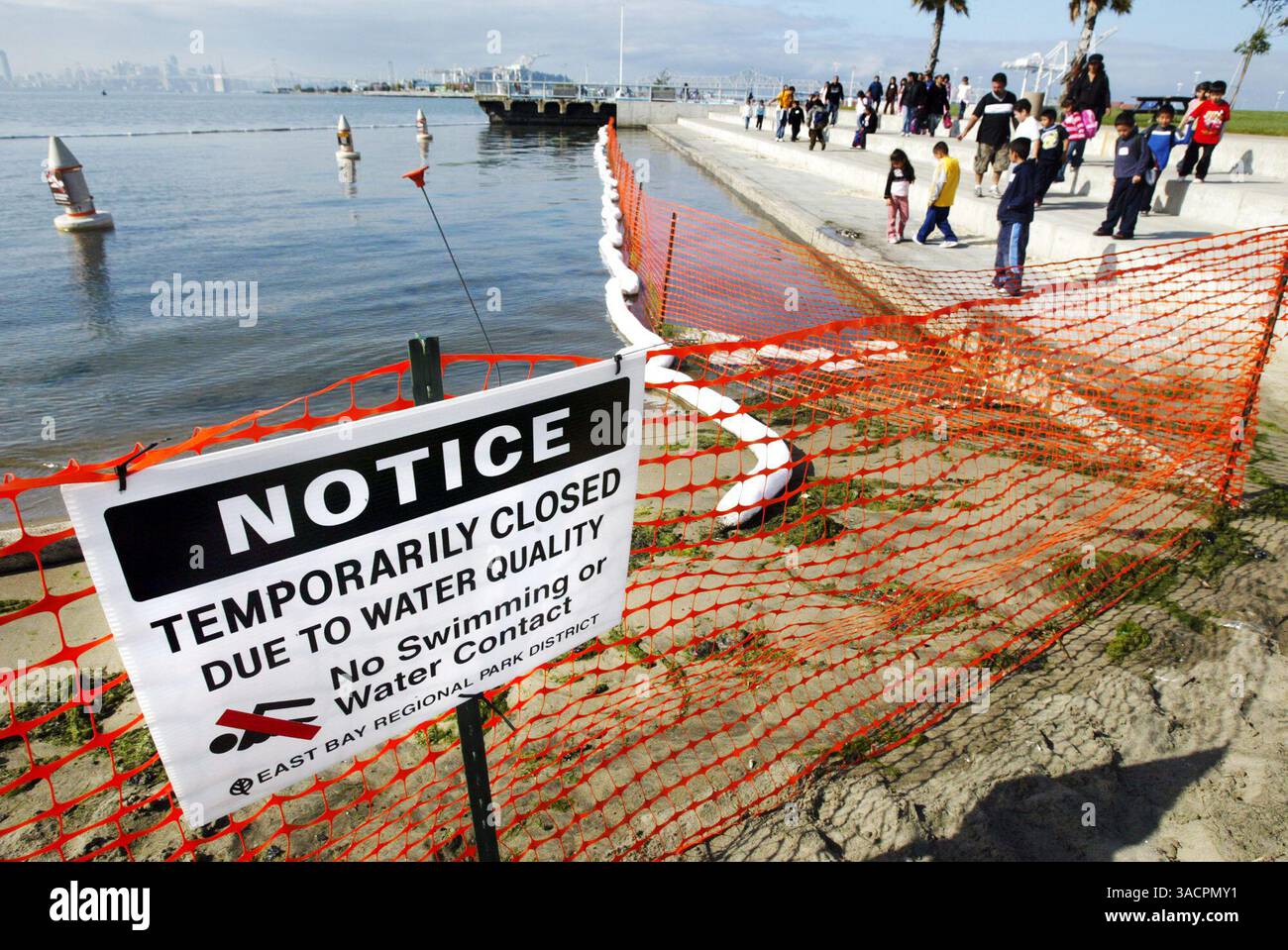 9 novembre 2007 - Oakland, Californie, États-Unis - Un panneau d'avertissement est placé par le District du parc régional d'East Bay après que des ballons absorbants ont été placés par Dillar Environmental services au Middle Harbor Shoreline Park à Oakland, Calif., vendredi 9 novembre 2007. Les enfants de la World Academy Charter School d'Oakland, à droite, regardez de plus près un oiseau mort. La faune est affectée par la marée noire du cargo COSCO Busan qui a frappé l'une des tours du Bay Bridge le mercredi 7 novembre 2007.(image de crédit : © Ray Chavez/The Oakland Tribune/ZUMA Press) Banque D'Images
