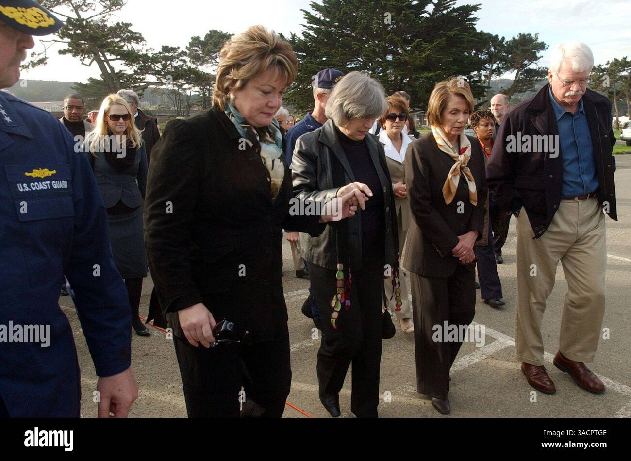 12 novembre 2007 - San Francisco, Californie, États-Unis - la députée Ellen Tauscher offre un coup de main à la députée Lynn Woolsey alors qu'ils rejoignent la Présidente de la Chambre Nancy Pelosi, au centre à droite, et le membre du Congrès George Miller, à droite, lors d'une promenade le long de la promenade à Crissy Field East Beach, lundi 12 novembre 2007, à San Francisco, Calif., où ils répondent aux préoccupations concernant le déversement de pétrole dans la baie de San Francisco la semaine dernière le 7 novembre. (Crédit image : © Joanna Jhanda/Contra Costa Times/ZUMA Press) Banque D'Images