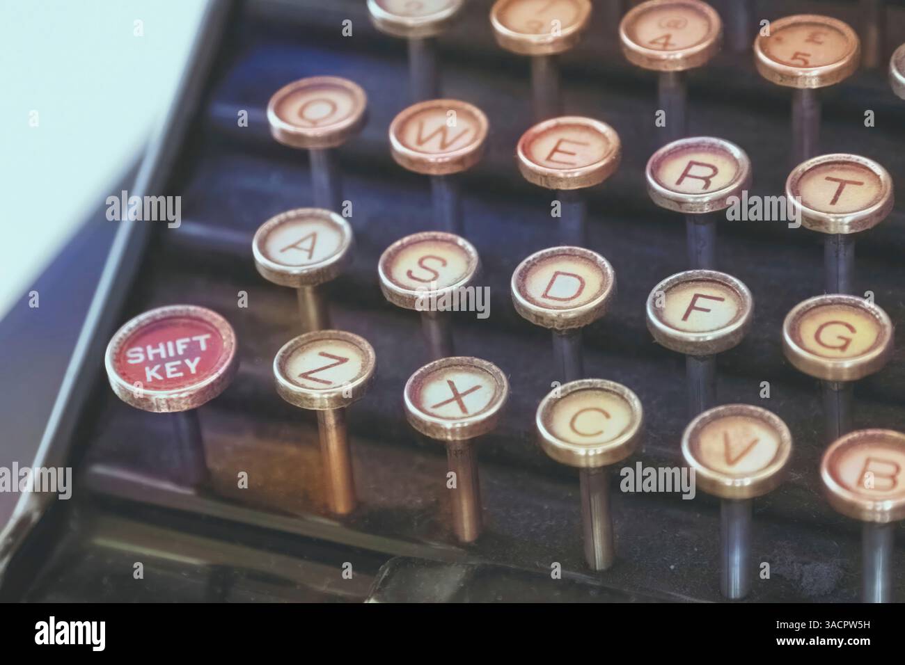 Les touches de machine à écrire vintage sont affichées, mettant en évidence la touche Maj et les touches de lettre, évoquant un sentiment de nostalgie pour les outils d'écriture classiques Banque D'Images