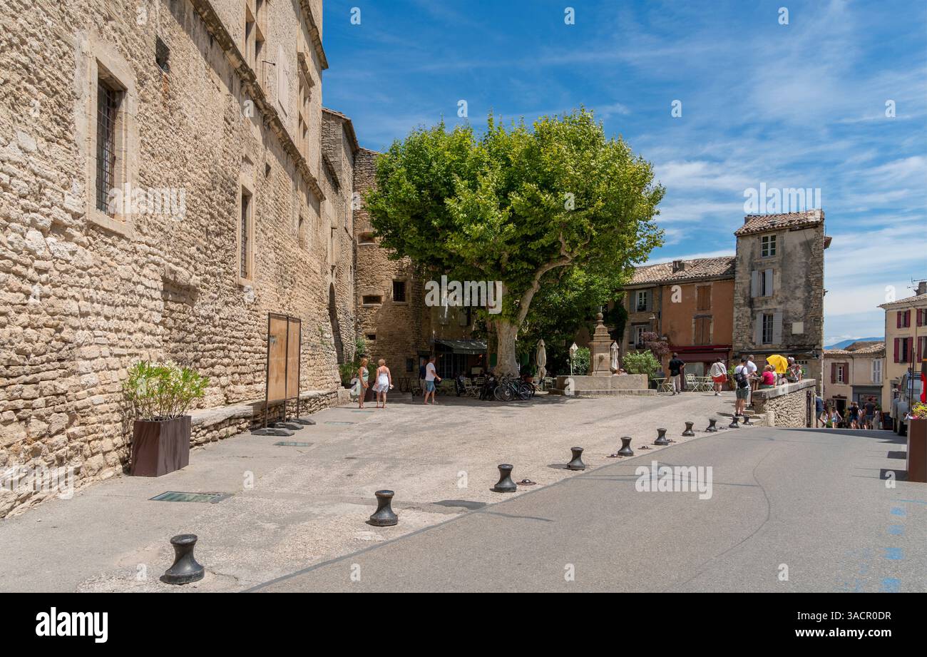 Paysage autour de Gordes, une commune de la région provençale du sud de la France en été Banque D'Images