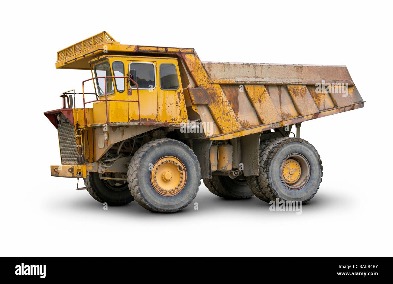 Camion de transport jaune délabré isolé dans le dos blanc avec ombre Banque D'Images