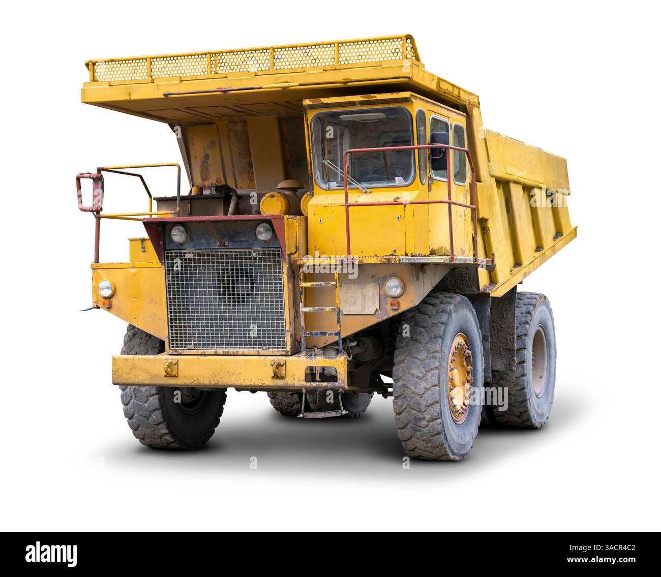 Camion de transport jaune délabré isolé dans le dos blanc avec ombre Banque D'Images