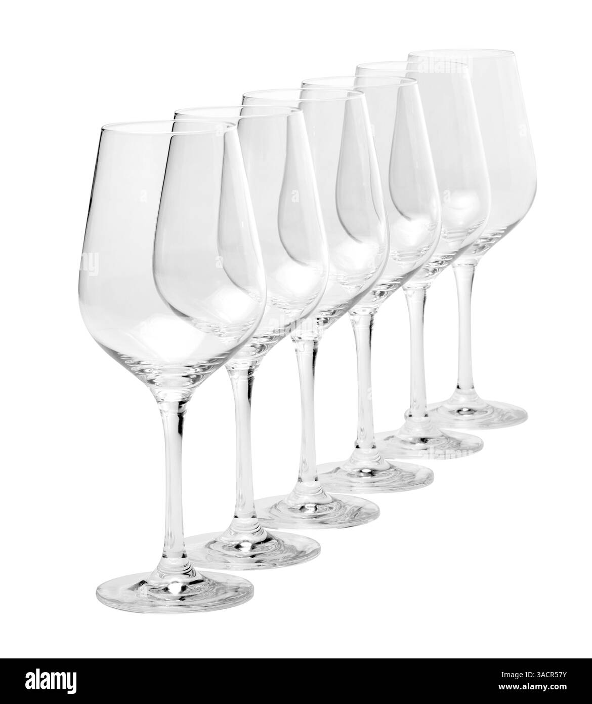 Verres à vin propres et vides debout dans une rangée isolé dans le dos blanc Banque D'Images Verres à vin propres et vides debout dans une rangée isolé dans le dos blanc Banque D'Images