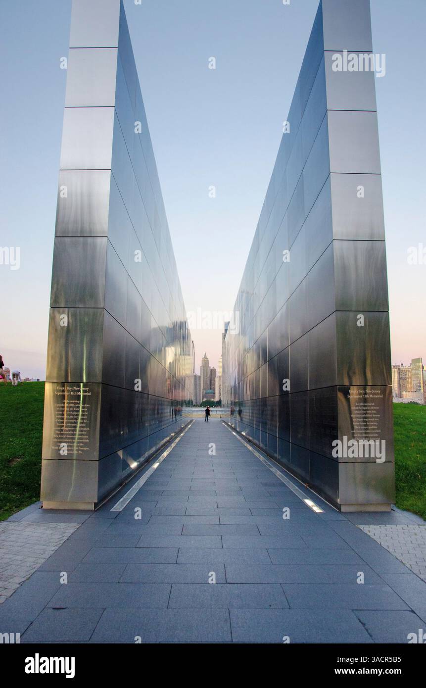 Empty Sky Memorial dans Liberty State Park avec Manhattan en arrière-plan Banque D'Images