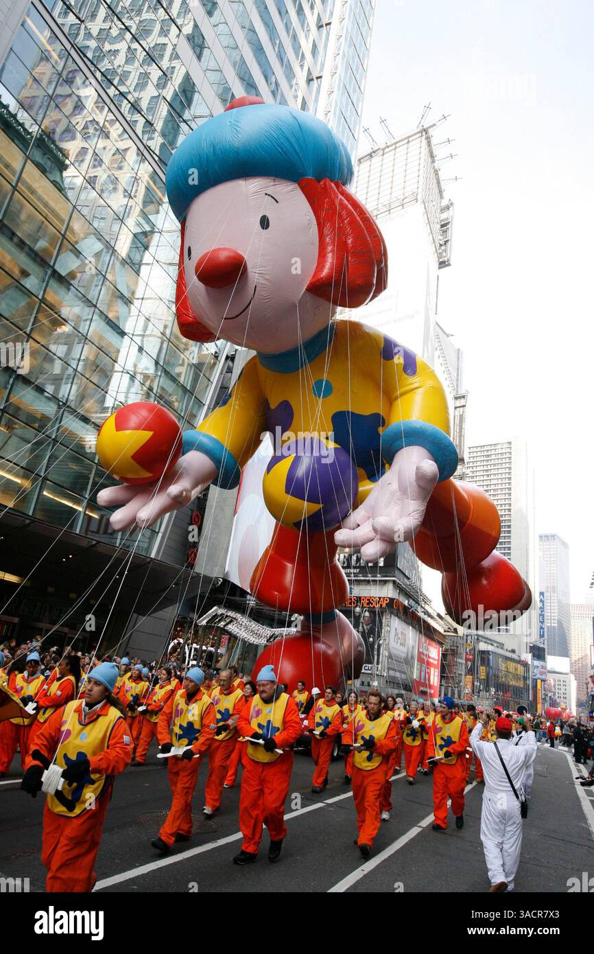 22 novembre 2007 - New York, New York, États-Unis - le ballon JoJo flotte près de Times Square alors qu'il descend Broadway lors de la 81e parade annuelle du jour de Thanksgiving de Macy's jeudi 22 novembre 2007, à New York. (Crédit image : © Angel Chevrestt/ZUMA Press) RESTRICTIONS : New York Papers DROITS DE SORTIE ! Banque D'Images