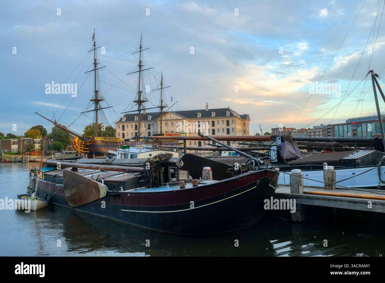 Port historique avec voilier à Amsterdam Banque D'Images