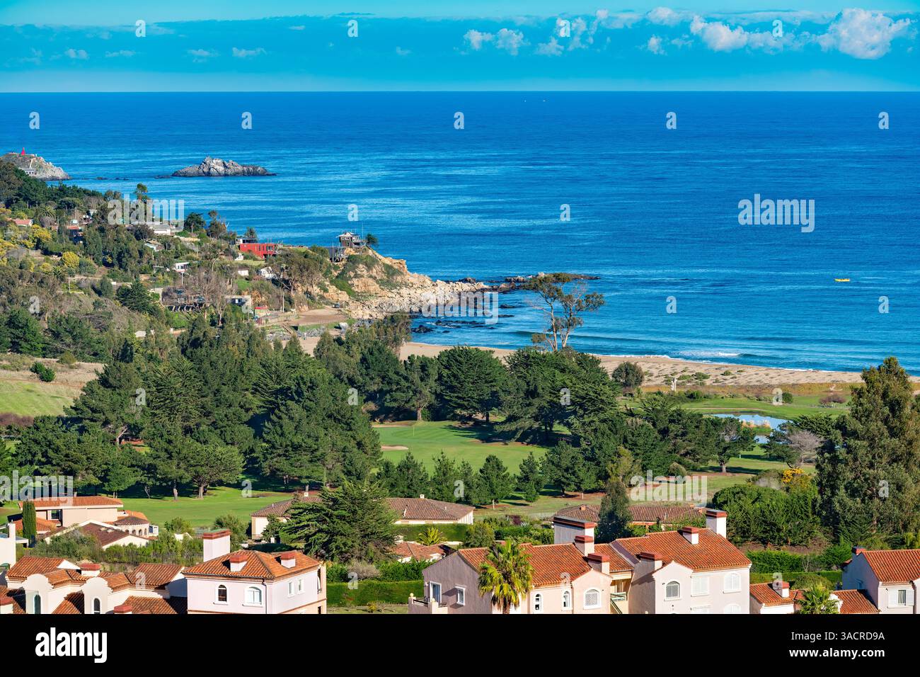 Vue panoramique sur les immeubles d'appartements de plage et les maisons de plage de la station balnéaire de Quintay, région V, Chili Banque D'Images Vue panoramique sur les immeubles d'appartements de plage et les maisons de plage de la station balnéaire de Quintay, région V, Chili Banque D'Images