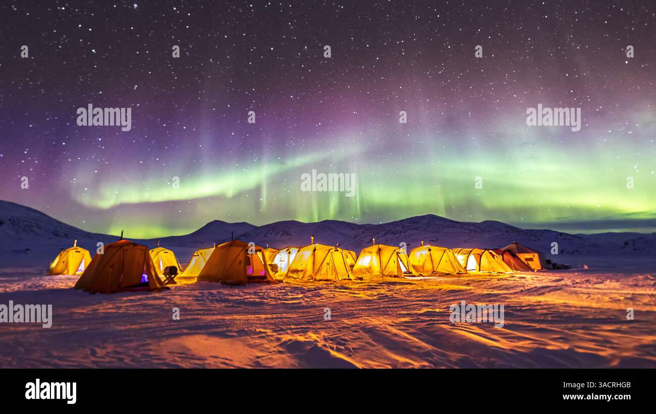 Aurora Borealis, aurores boréales, au-dessus d'un camp de tentes sur la glace, île de Baffin, Nunavut, Canada Banque D'Images