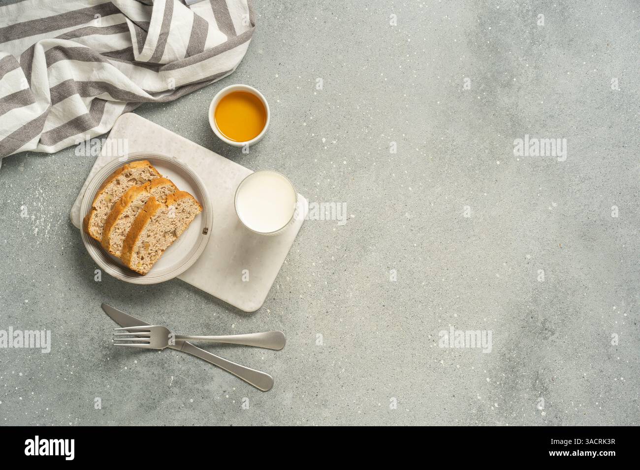 Toast avec marmelade sur fond rustique gris. Banque D'Images