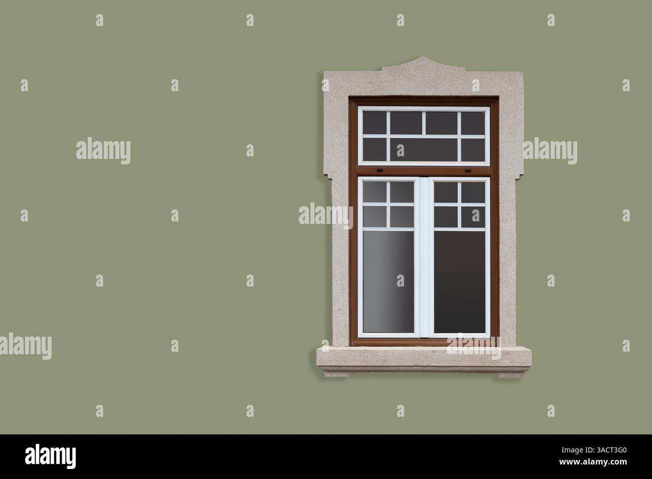 Fenêtre traditionnelle au Portugal sur une façade vert olive Banque D'Images