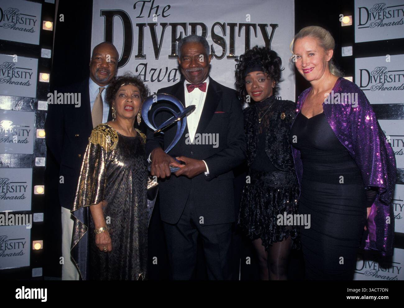 23 juin 1995 ; Los Angeles, CA, États-Unis ; PAUL WINFIELD, RUBY DEE, OSSIE DAVIS, JONELLE ALLEN & SALLY KIRKLAND @ THE DIVERSITY AWARDS. (Crédit image : Jonathan Alcorn/ZUMAPRESS.com) Banque D'Images