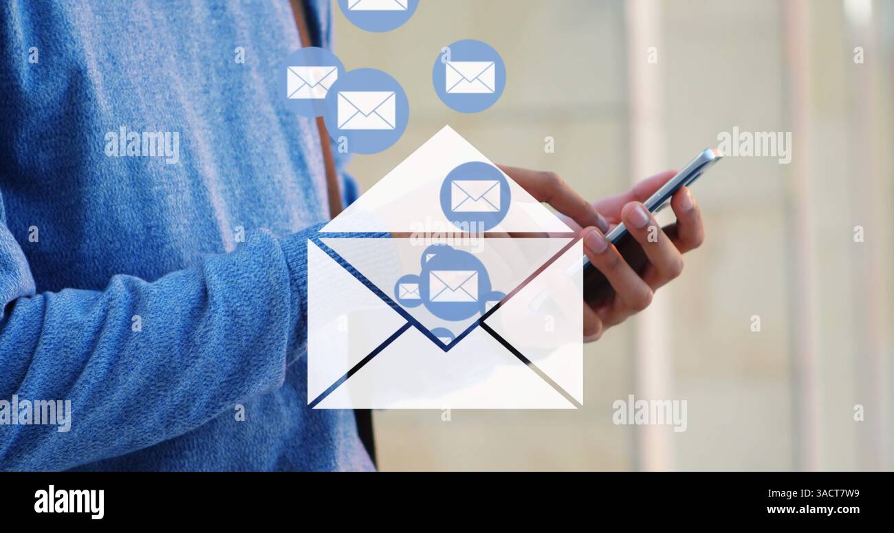 Personne utilisant un smartphone pour envoyer des e-mails, en se concentrant sur la technologie de communication Banque D'Images