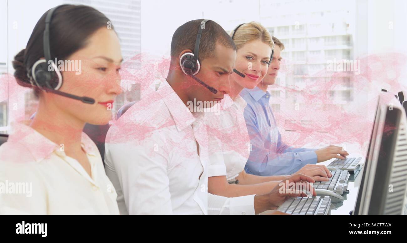 Image d'un brin d'adn sur les gens d'affaires utilisant des casques de téléphone Banque D'Images