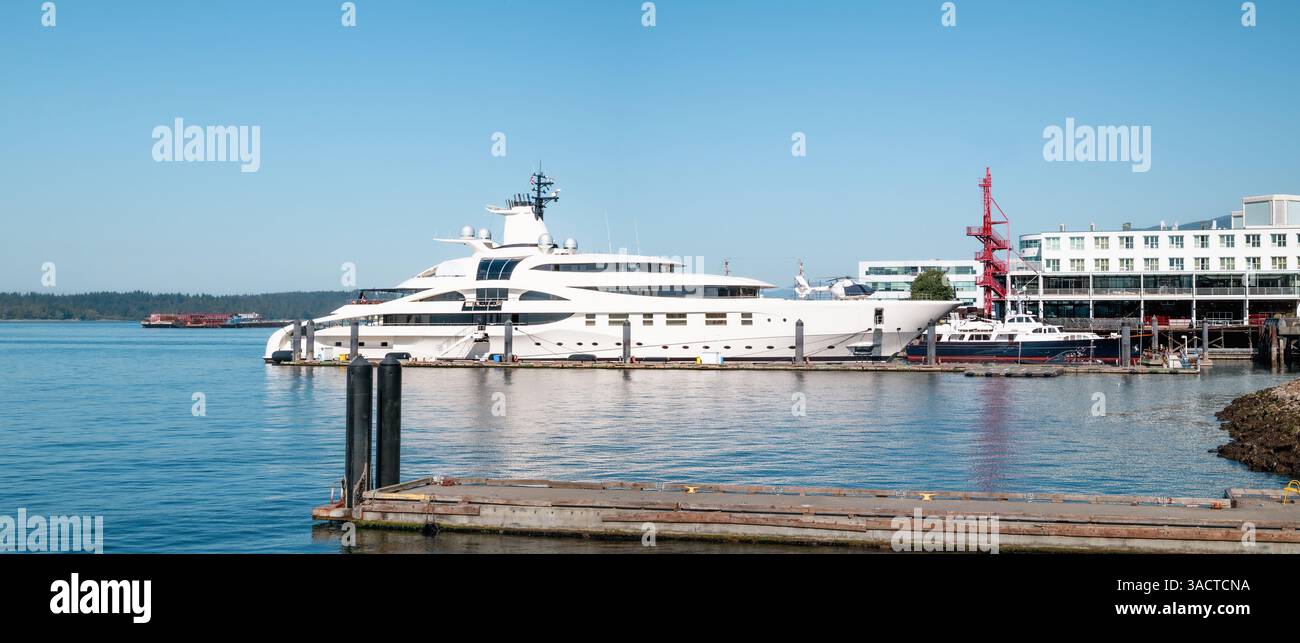 Yacht de luxe amarré dans le port avec des bâtiments. Vue latérale du yacht à moteur long. Privat voyage fond, vacances d'été. North Vancouver, C.-B., Canada. PAC Banque D'Images