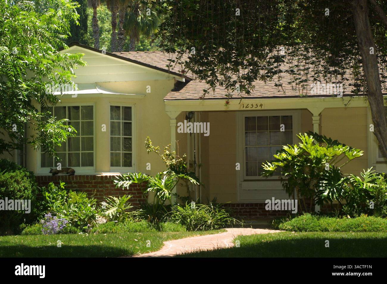 24 juin 2001 ; Los Angeles, Californie, États-Unis ; Gimme Shelter : la maison qui sert d'extérieur de maison pour l'émission de télévision 'Malcolm in the Middle' est à vendre.. (Crédit image : Jonathan Alcorn/ZUMAPRESS.com) Banque D'Images