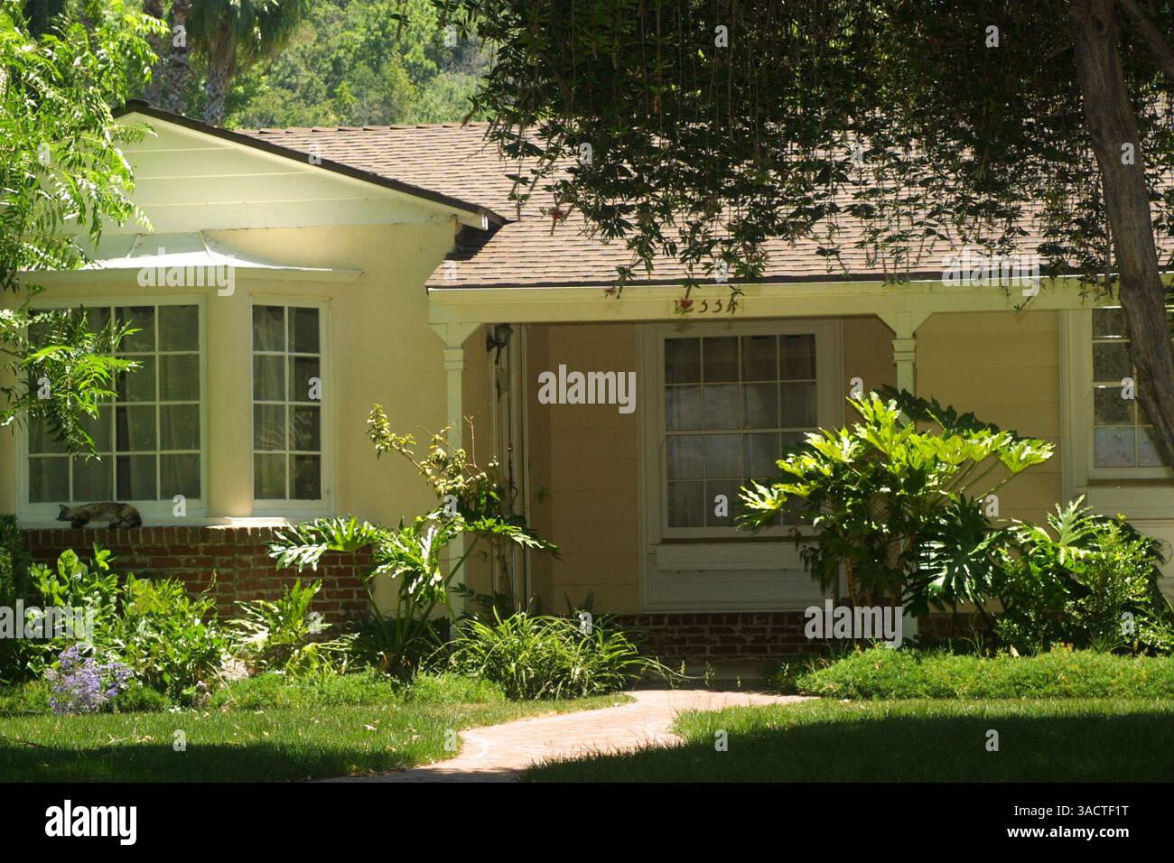 24 juin 2001 ; Los Angeles, Californie, États-Unis ; Gimme Shelter : la maison qui sert d'extérieur de maison pour l'émission de télévision 'Malcolm in the Middle' est à vendre.. (Crédit image : Jonathan Alcorn/ZUMAPRESS.com) Banque D'Images