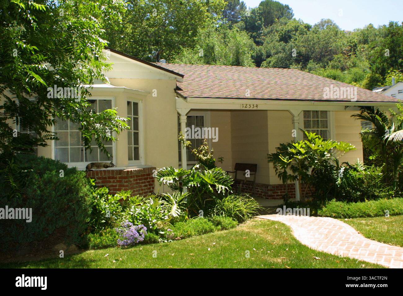 24 juin 2001 ; Los Angeles, Californie, États-Unis ; Gimme Shelter : la maison qui sert d'extérieur de maison pour l'émission de télévision 'Malcolm in the Middle' est à vendre.. (Crédit image : Jonathan Alcorn/ZUMAPRESS.com) Banque D'Images