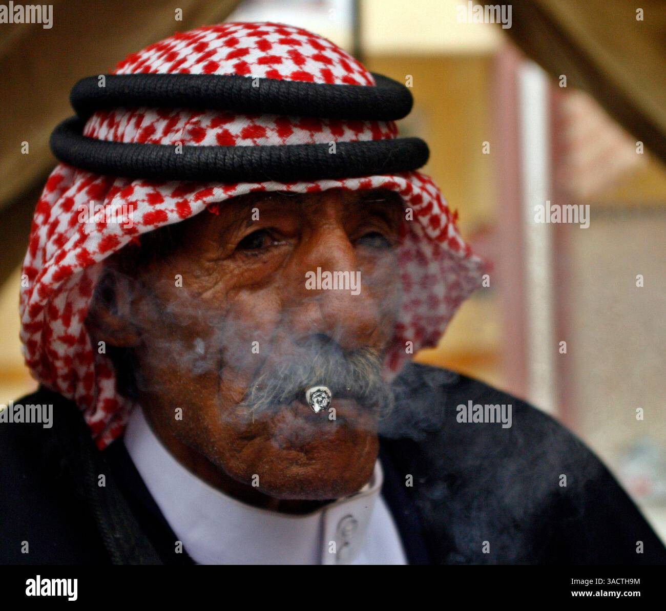 15 mai 2008 - Gaza City, bande de Gaza - Un palestinien vêtu de vêtements bédouins traditionnels assiste à une cérémonie marquant le 60e anniversaire de la Nakba, la dépossession de centaines de milliers de leurs Palastins devenus sans abri depuis la naissance d’Israël en 1948 (crédit image : PropA images/ZUMAPRESS.com) Banque D'Images