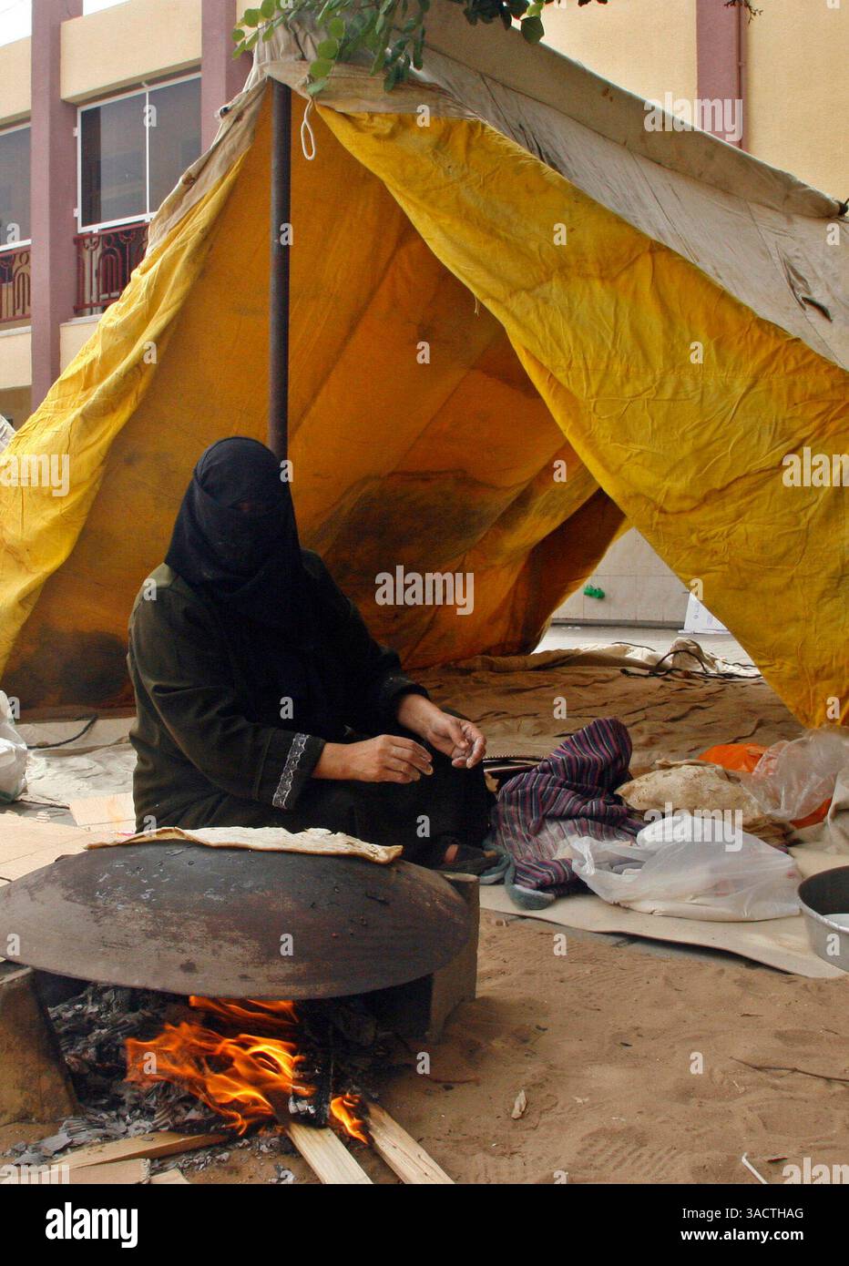 15 mai 2008 - Gaza City, bande de Gaza - Une femme palestinienne cuisine des aliments traditionnels lors d'une cérémonie marquant le 60e anniversaire de la Nakba, la dépossession de centaines de milliers de leurs Palastins qui ont été rendus sans abri à la naissance d'Israël en 1948 (crédit image : PropA images/ZUMAPRESS.com) Banque D'Images